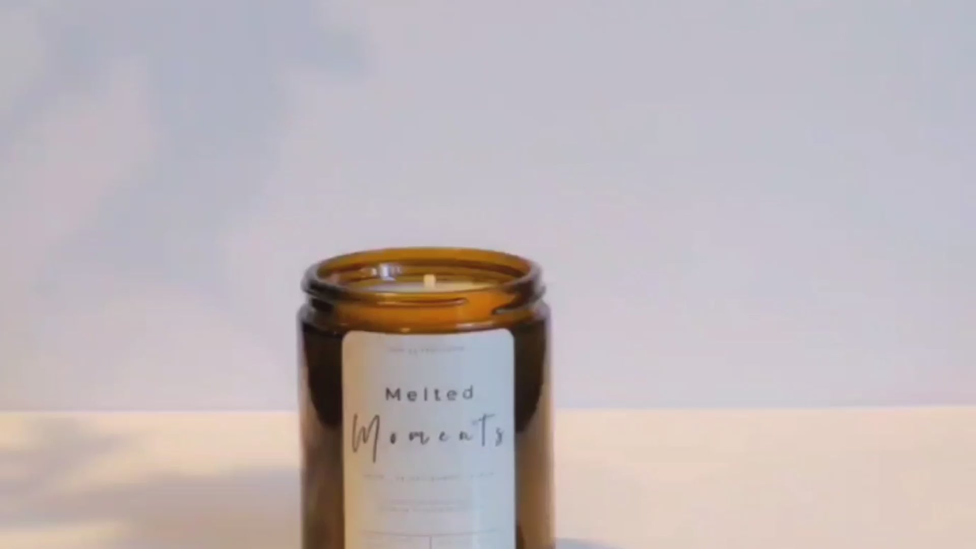 Cargar video: Video of people lighting candles